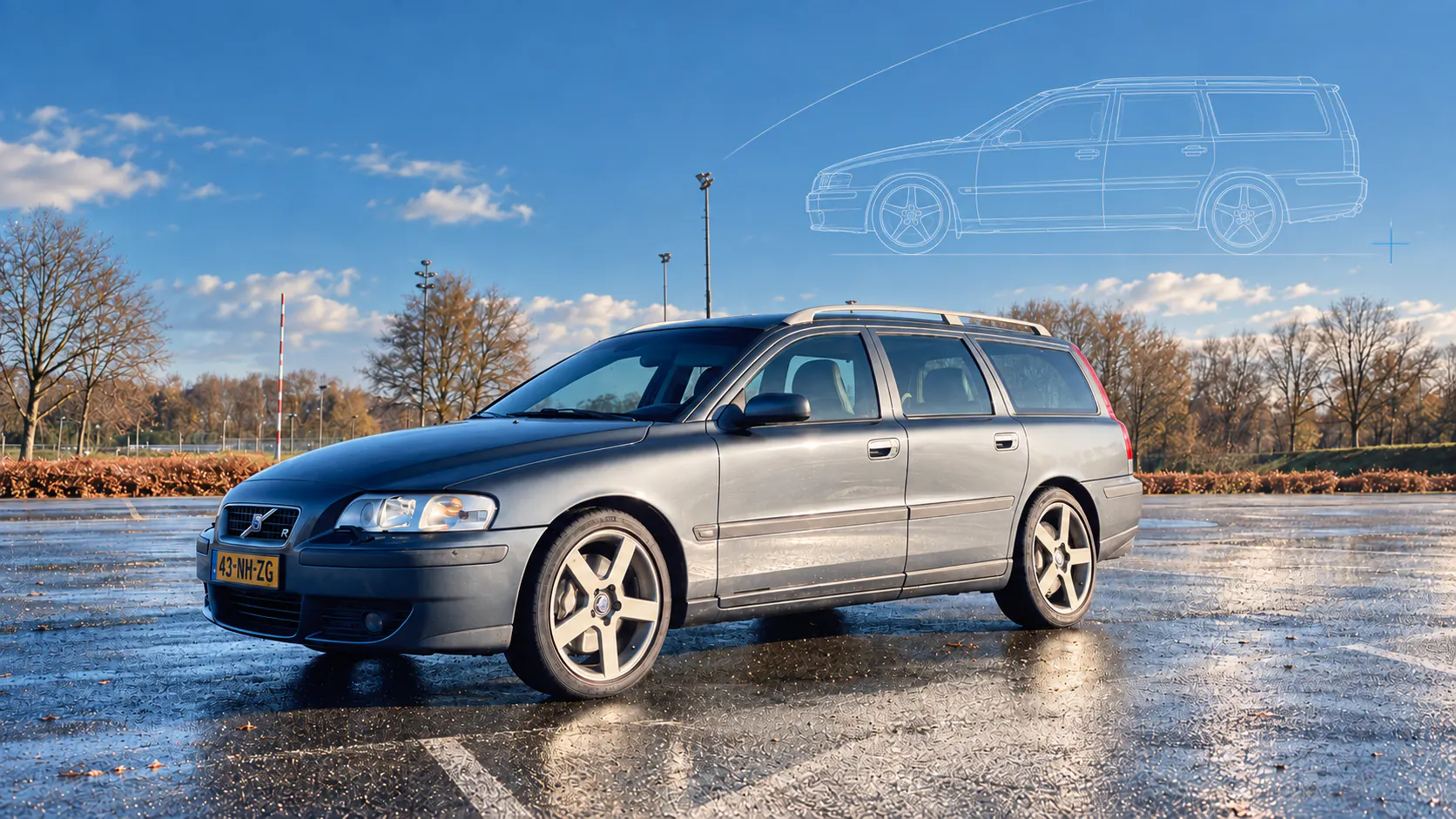 Grijze Volvo V70R op een nat parkeerterrein met een subtiele technische lijntekening van de auto